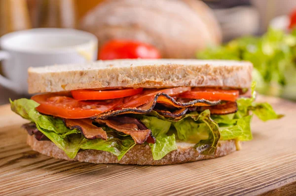 BLT sandwich med sallad — Stockfoto