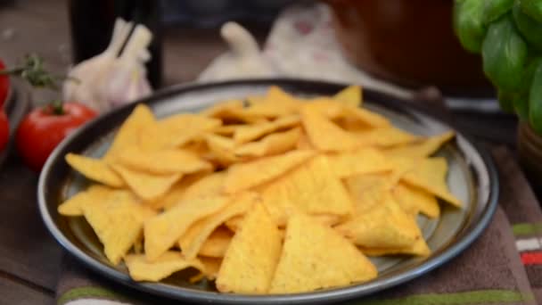 Nachos Chips mit Käse-Dip — Stockvideo