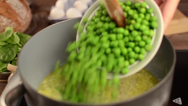 Съемки домашнего рецепта горохового супа — стоковое видео