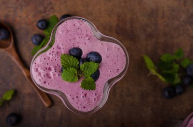 Çilek milkshake güler yüzlü