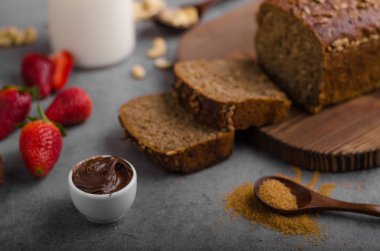 Nutella ile kepekli ekmek yaymak