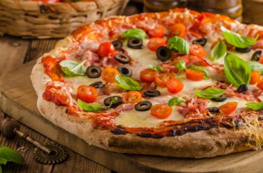 Rustik pizza domates, peynir, salam