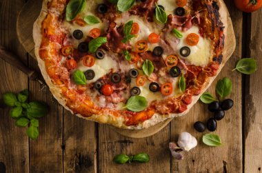 Rustik pizza domates, peynir, salam