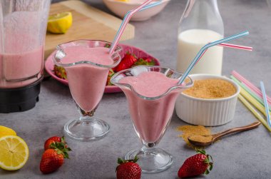 Milkshake çilek içecek