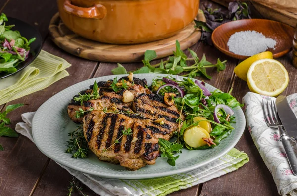 Chuletas de cerdo a la parrilla con ensalada de lechuga —  Fotos de Stock