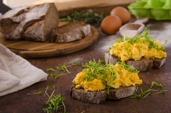 Míchaná vejce, celozrnný chléb — Stock fotografie