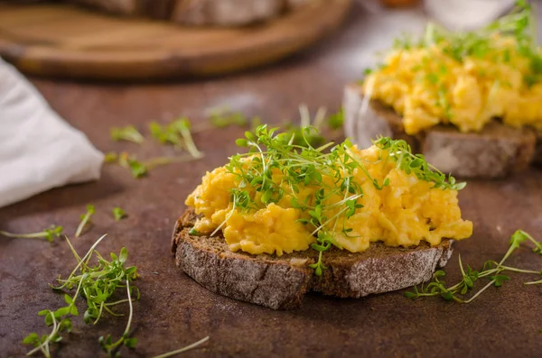 Huevos revueltos, pan integral —  Fotos de Stock