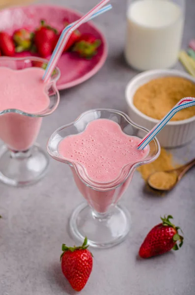 Milkshake aardbeien drinken — Stockfoto