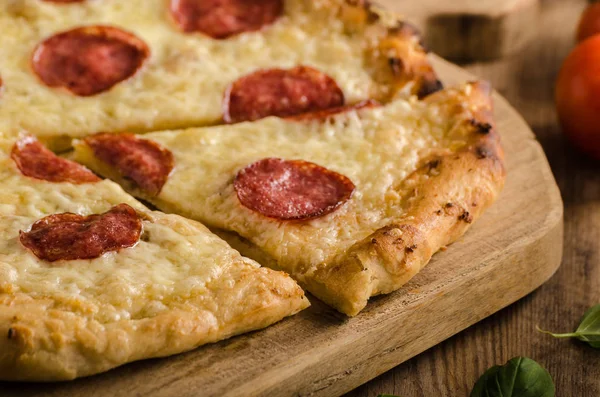 Rustieke pizza met tomaat, kaas, salami — Stockfoto