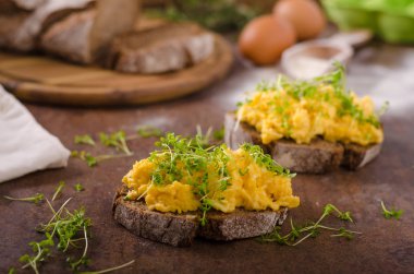 Sahanda yumurta, kepekli ekmek