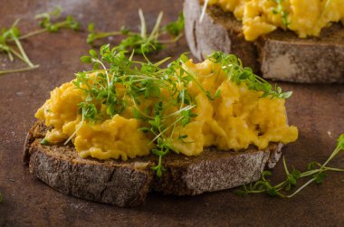 Sahanda yumurta, kepekli ekmek