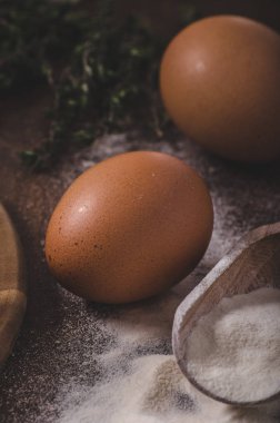 Sahanda yumurta, kepekli ekmek