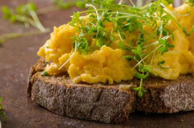 Sahanda yumurta, kepekli ekmek