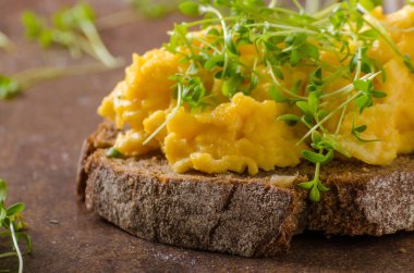 Sahanda yumurta, kepekli ekmek