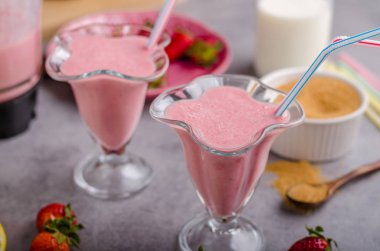 Milkshake çilek içecek