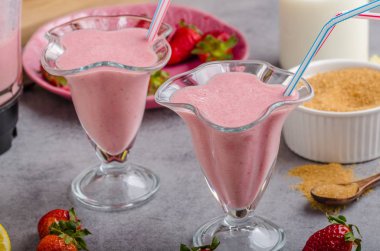 Milkshake çilek içecek