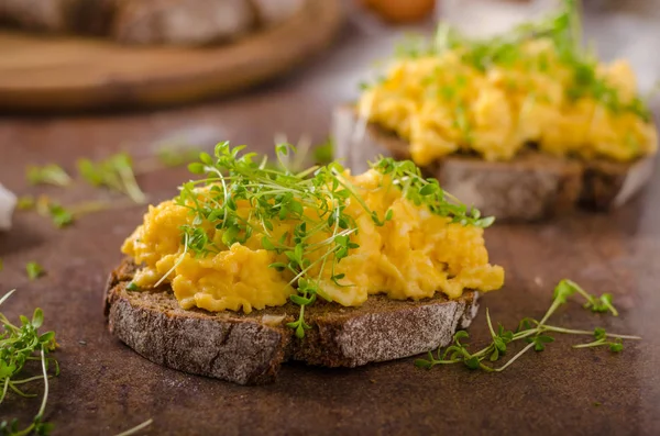 Jajecznica, chleb pełnoziarnisty — Zdjęcie stockowe