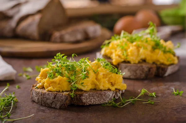 Jajecznica, chleb pełnoziarnisty — Zdjęcie stockowe