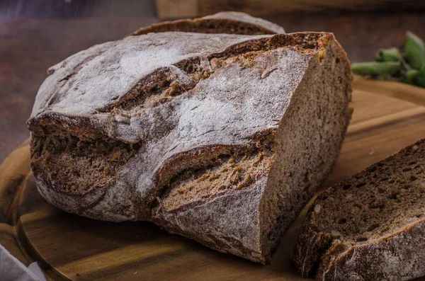 Яичница, цельнозерновой хлеб — стоковое фото