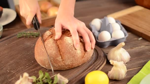 Imagens de sopa de ervilhas como fazer, cortar pão, servir — Vídeo de Stock