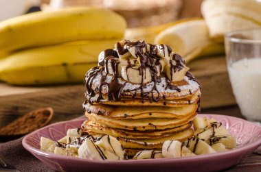 Amerikan krep muz, çikolata ile