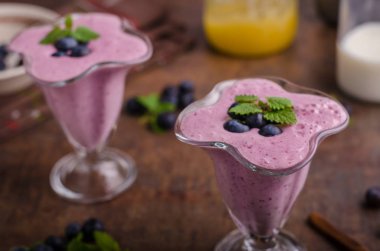 Çilek milkshake güler yüzlü