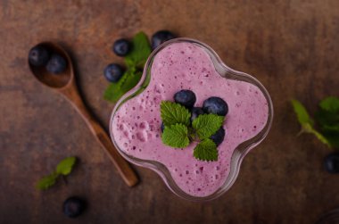 Çilek milkshake güler yüzlü