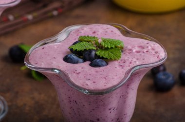 Çilek milkshake güler yüzlü