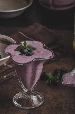 Çilek milkshake güler yüzlü