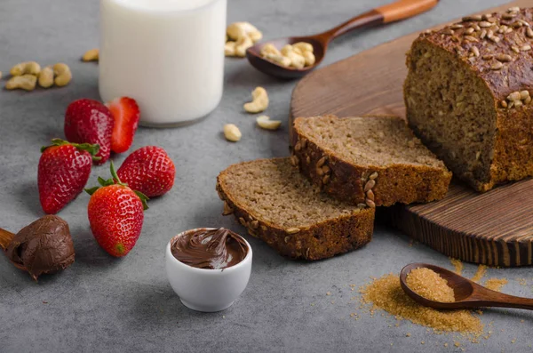 Nutella ile kepekli ekmek yaymak