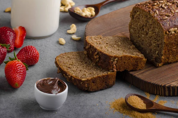 Nutella ile kepekli ekmek yaymak