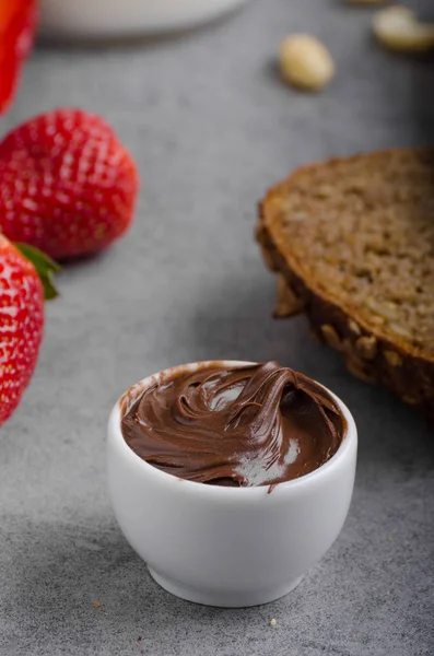 Nutella ile kepekli ekmek yaymak — Stok fotoğraf