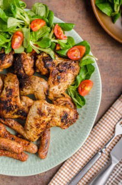 Izgara tavuk kanadı ve sosis