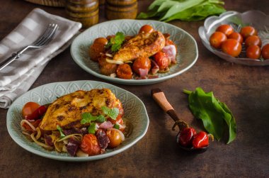 Kavrulmuş sebze ile ızgara tavuk biftek