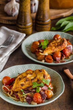 Kavrulmuş sebze ile ızgara tavuk biftek