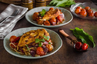 Kavrulmuş sebze ile ızgara tavuk biftek