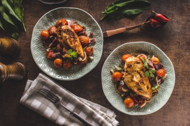 Kavrulmuş sebze ile ızgara tavuk biftek