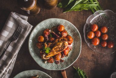 Kavrulmuş sebze ile ızgara tavuk biftek