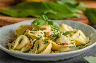 Doldurulmuş Tortellini sarımsak ve ıspanak