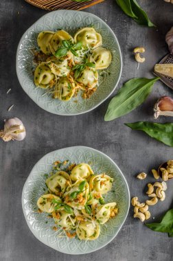 Doldurulmuş Tortellini sarımsak ve ıspanak