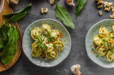 Doldurulmuş Tortellini sarımsak ve ıspanak