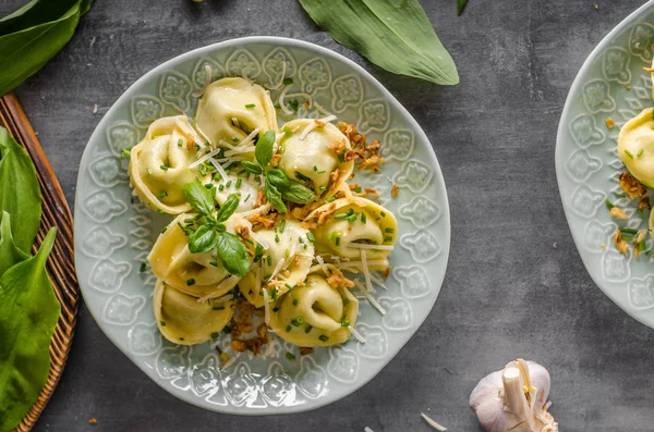 Alho e espinafre Tortellini recheados — Fotografia de Stock