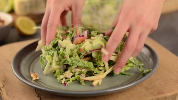 Insalata Waldorf filmato con dresign — Video Stock