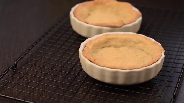 Tartaletas de chocolate con nueces y hierbas — Vídeos de Stock