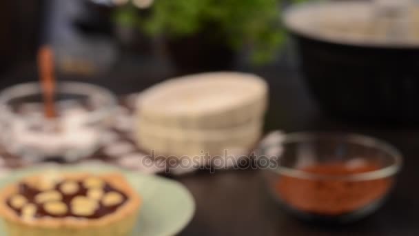 Tartaletas de chocolate con nueces y hierbas — Vídeo de stock