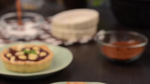 Chocolade tartalets met noten en kruiden — Stockvideo