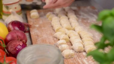 Fried gnocchi tavuk ve parmesan ile