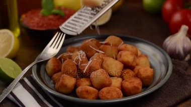 Fried gnocchi tavuk ve parmesan ile