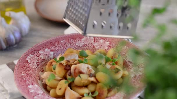 Gebratene Gnocchi mit Huhn und Parmesan — Stockvideo