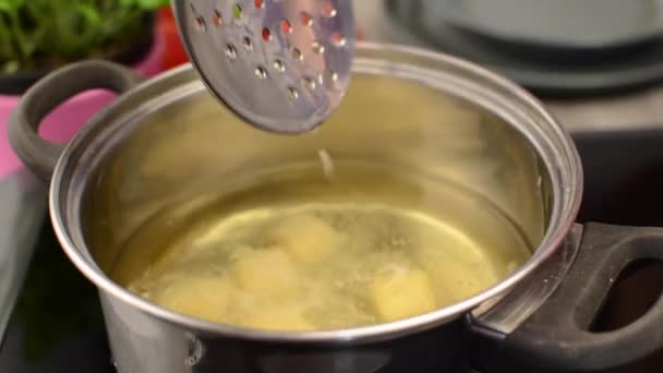 Fried gnocchi tavuk ve parmesan ile — Stok video